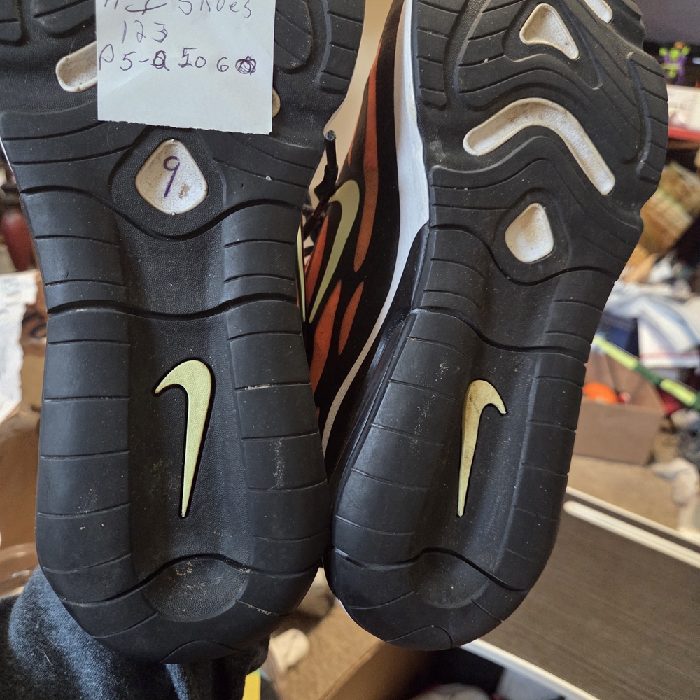 Nike Men Coral/Black Athletic Sneakers - Picture 4 of 6